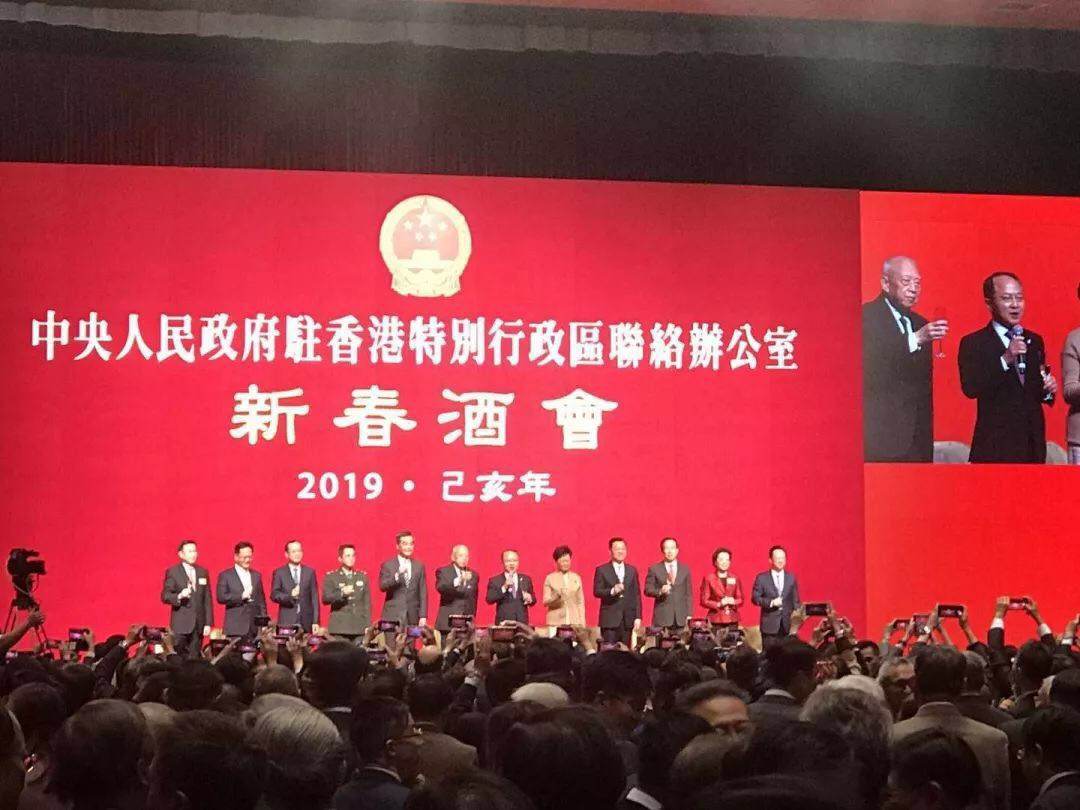 香港专业人士(北京)协会会长冯国佑先生与协会成员出席由中央人民政府