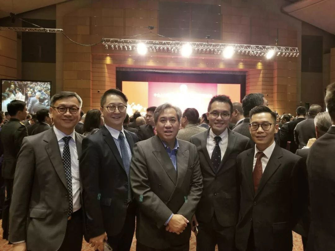 香港专业人士(北京)协会会长冯国佑先生与协会成员出席由中央人民政府